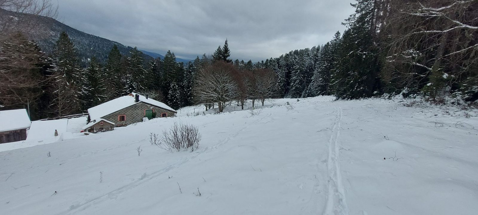 Le refuge Le Corsaire sous la neige, face à la vallée