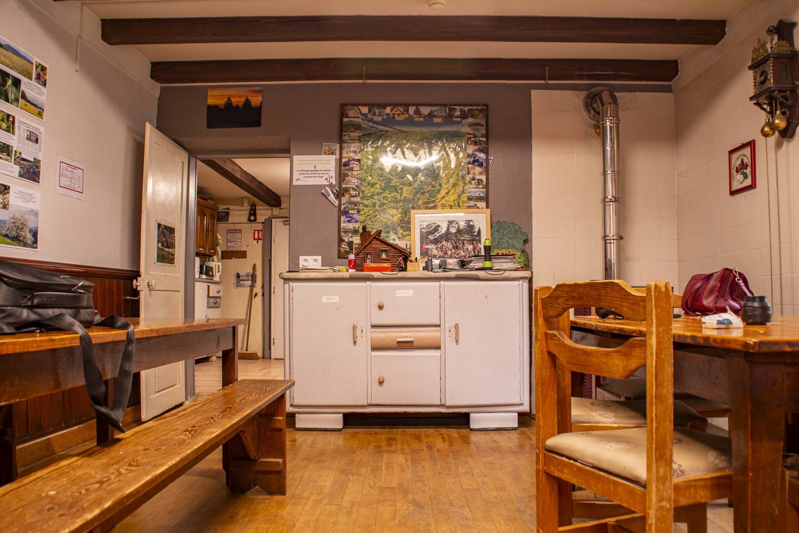 Le réfectoire du refuge, avec ses tables et ses bancs en bois