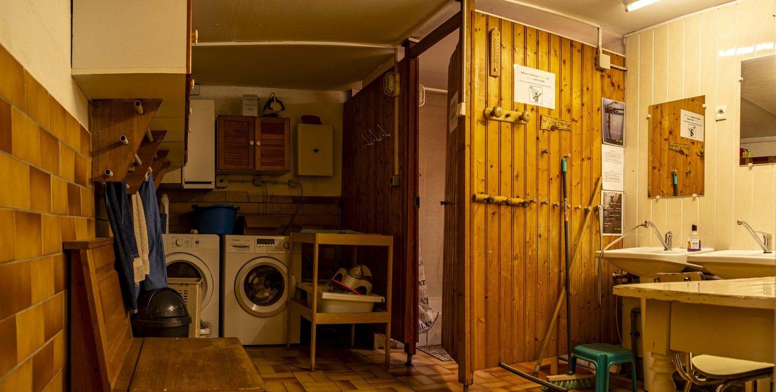 Salle de bain commune du refuge, avec lavabos et rangements
