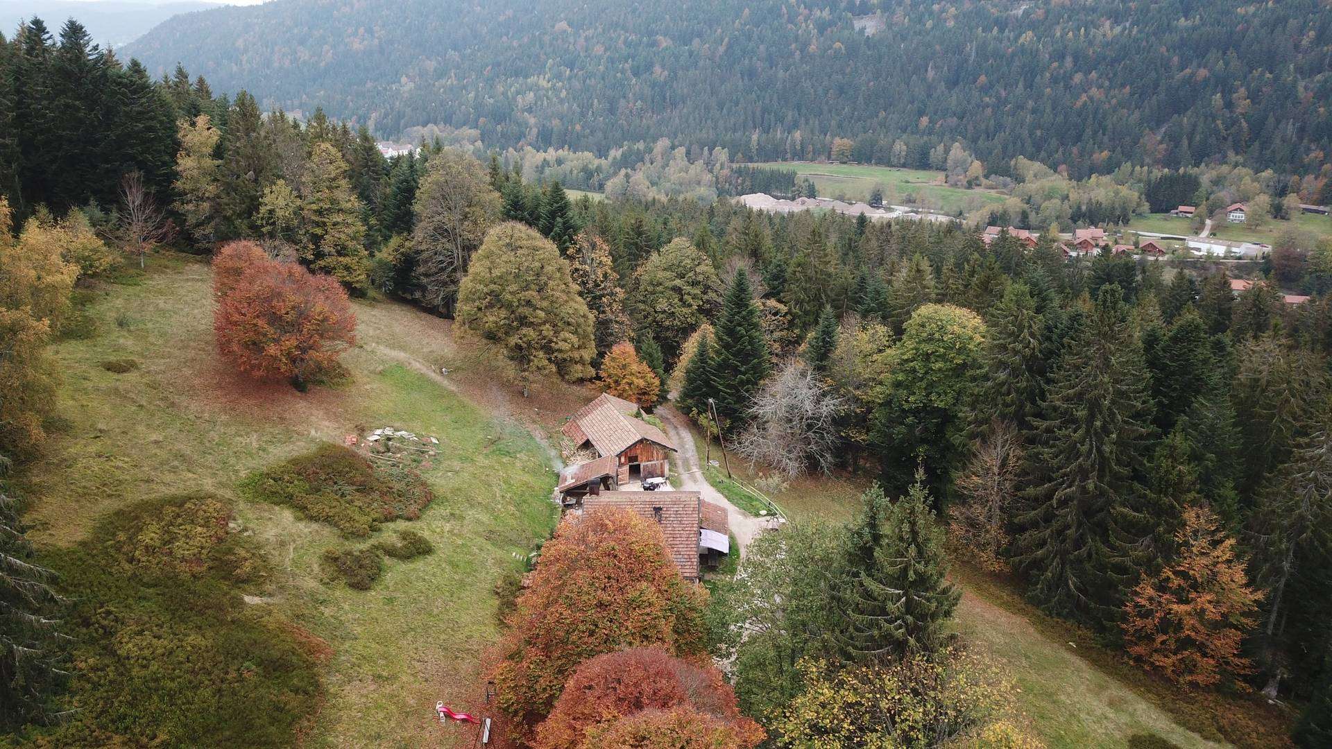Vue aérienne du refuge Le Corsaire en automne, au-dessus de Gérardmer